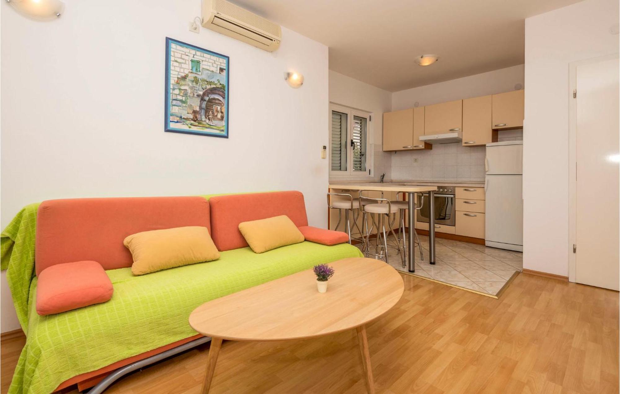 Lovely Apartment In Makarska With Kitchen エクステリア 写真