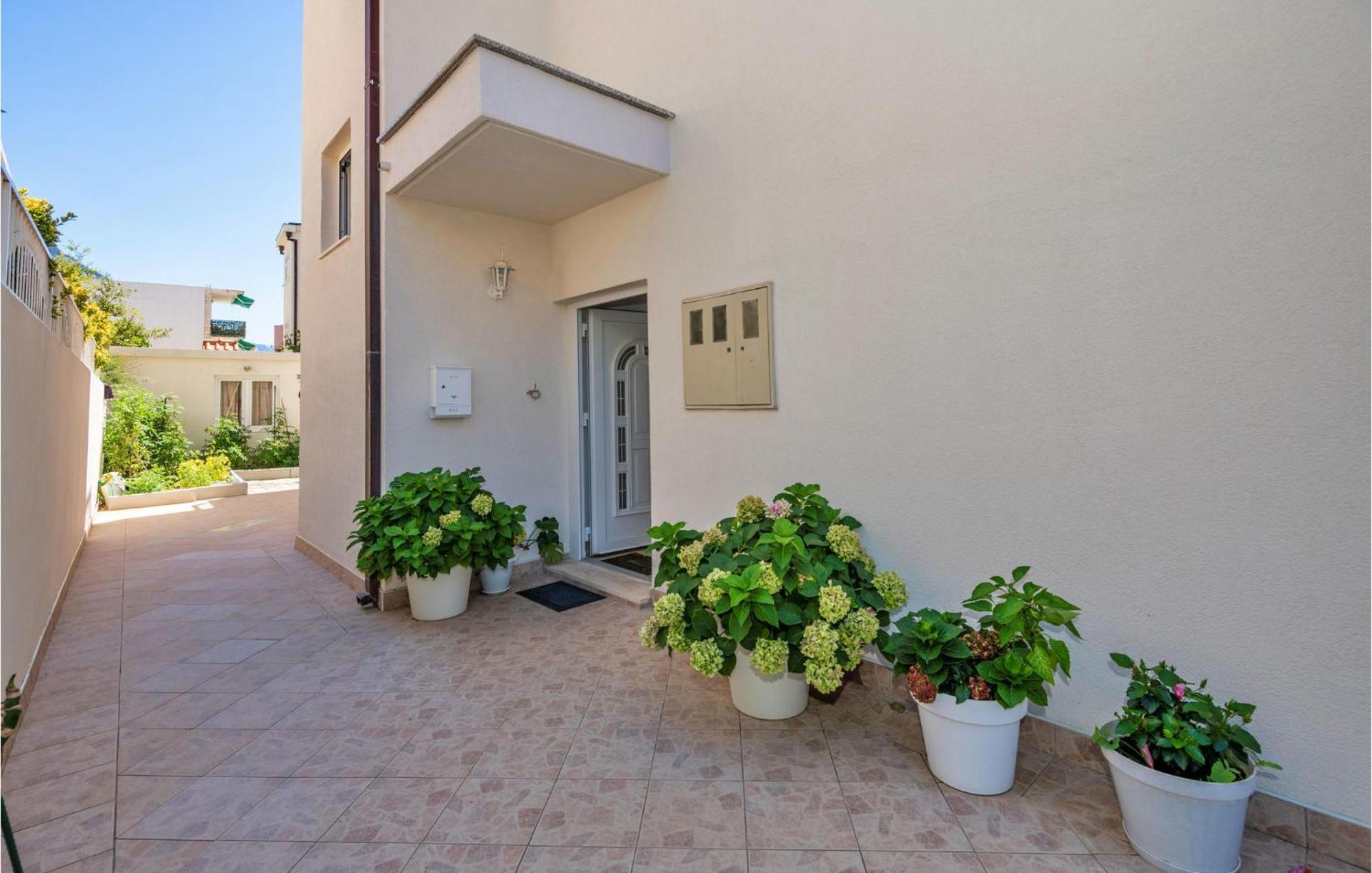 Lovely Apartment In Makarska With Kitchen エクステリア 写真