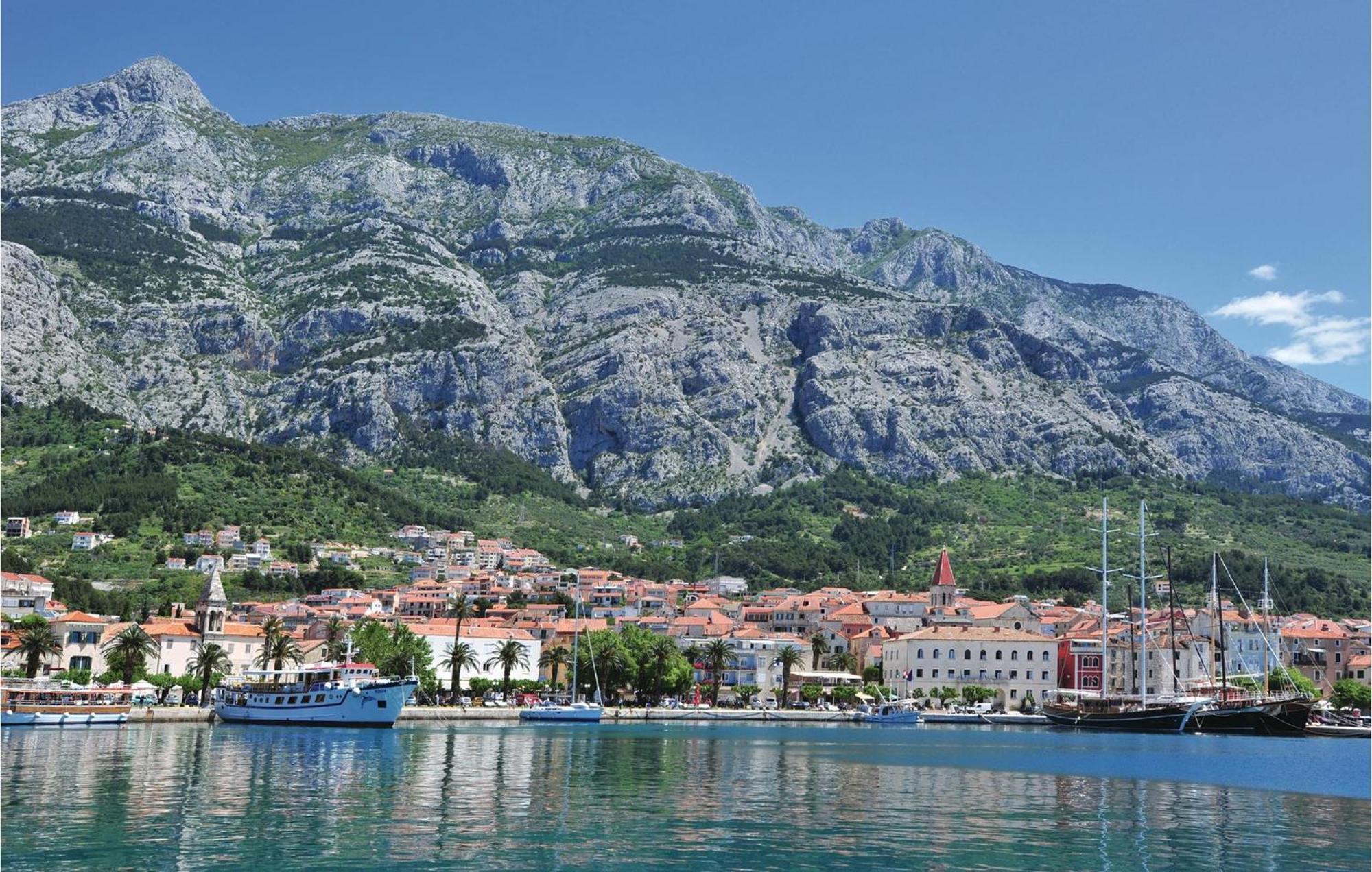 Lovely Apartment In Makarska With Kitchen エクステリア 写真